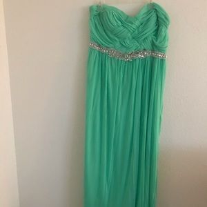 Plus Size. Mint Green, strapless formal dress
